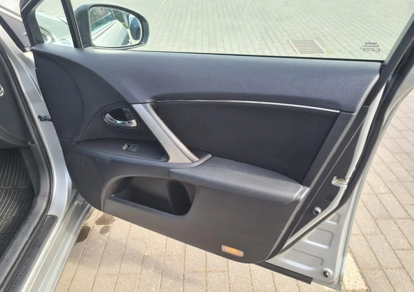 Toyota Avensis cena 46500 przebieg: 182000, rok produkcji 2014 z Koszalin małe 121